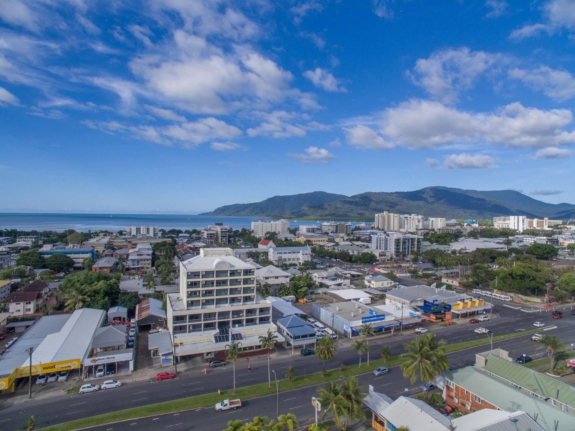 Sunshine Tower Hotel Cairns Exteriör bild