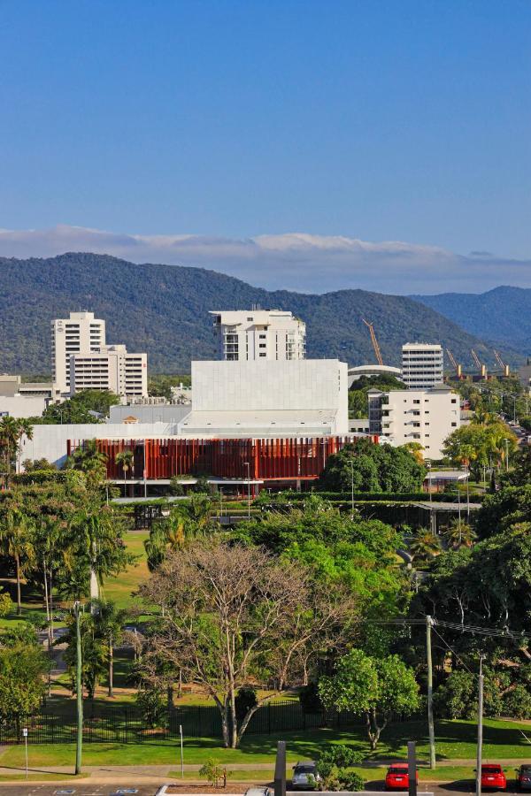 Sunshine Tower Hotel Cairns Exteriör bild